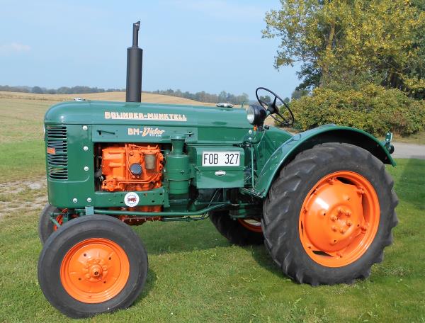 Veterantraktor - Volvo BM - Viktor, 1956, 2 cyl, dieselmotor, 1052, 30 hk. I  utställningsskick. Til...